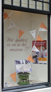 878110 Afbeelding van een van de etalages van het Nederlands Volksbuurtmuseum (Waterstraat 27-29) in Wijk C te Utrecht, ...